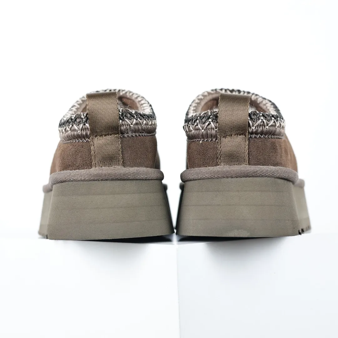 Copy price 💰560 Core recommendation of good price 5cm thick sole, independently developed original outsole, cashmere insole, keeping warm in winter, suitable for home use. In the new year, uug launched a style series, which is partially geared towards the preferences of young consumers. It has also moved to the forefront of fashion trends. Shoe body material, water-repellent coated suede upper, 17 mm UGGPURE™ implanted wool insole, lightweight non-slip and comfortable rubber outsole, with brand LOGO and trademark, with full package Size: 35 36 37 38 39 40